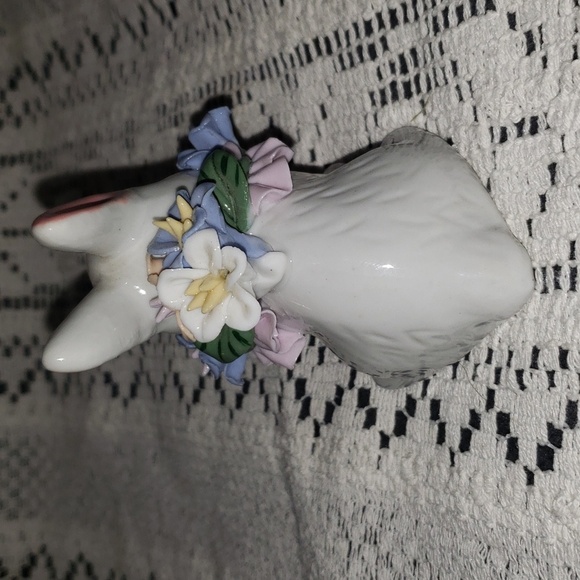 Vintage Bunny Rabbit Figurine with Porcelain flower and ribbon collar in pastel - Picture 3 of 7